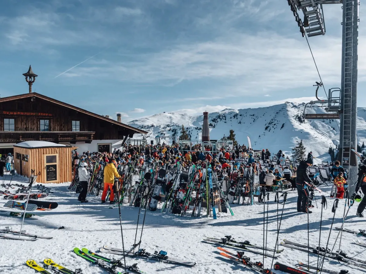 Volle Sonnenrast-Terrasse bei einem Winterevent
